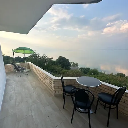 Tranquil Lakehouse Homestay *